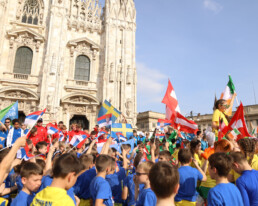 Flag Parage Piazza Duomo alla YES CUP 2023, torneo internazionale di calcio a Milano